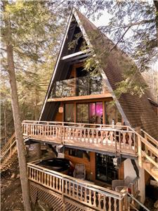 Eh Frame Haus, Luxurious Lake Front A-Frame Cottage, Kennisis Lake, 3BR, Hot Tub