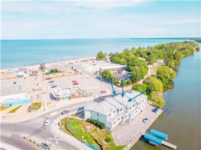 Vibrant Vacation Rental Steps To The Main Beach !