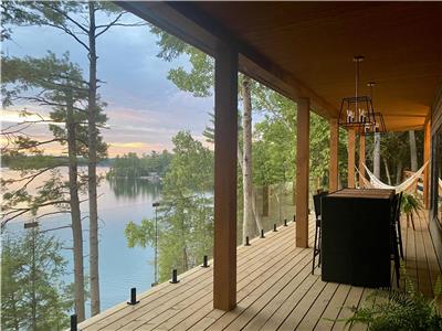 Newly Built luxury 4 season boutique cottage with HOT TUB//SAUNA//SCENIC VIEWS