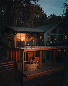 Newly Built luxury 4 season boutique cottage with HOT TUB//SAUNA//SCENIC VIEWS