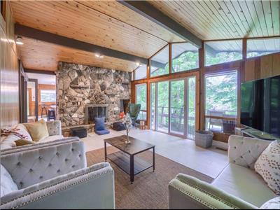 Luxury kawartha lake cottage, 5 bedroom with hottub