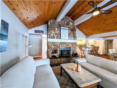 5 Bedroom Cottage with Sauna & Fireplace, Just 2 Hours from Toronto