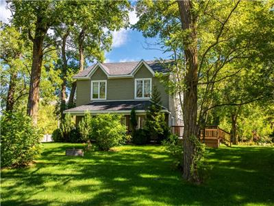 Very Private 6 bdrm Cottage@Blue Mountain/Hot Tub/Near Ski Hills/Petfriendly/10 acres of privacy
