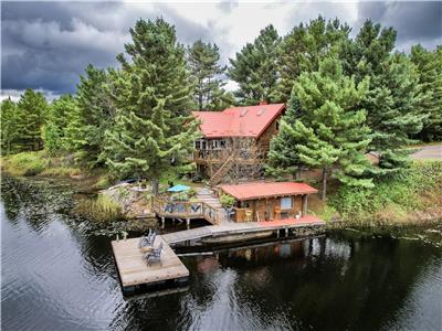 Four Season Waterfront Cozy Log Home with Stunning views and Outdoor Finnish Sauna with Tea Room
