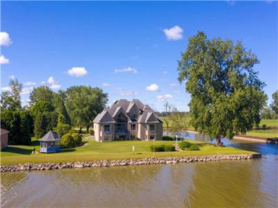 Magnifique Villa de 7 chambres sur le Lac St Clair