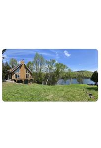 Le Mountainside Lakefront Cottage