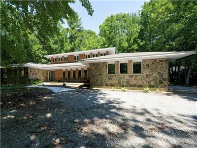 Cottage on Liveoak-Nestled in the trees, short walk to the beach