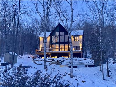 New Luxurious Waterfront White sand BEACH SPA BILLARD ARCADE GAMES -Close to Tremblant