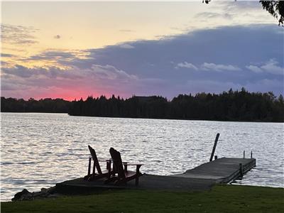 HOT TUB, newly reno'd 4 season lakefront cottage, 4 bedroom, incredible hiking, fishing and swimming