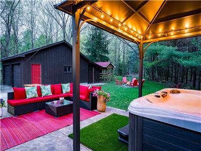 Cozy Cabin Inn avec bain  remous priv, foyer, BBQ