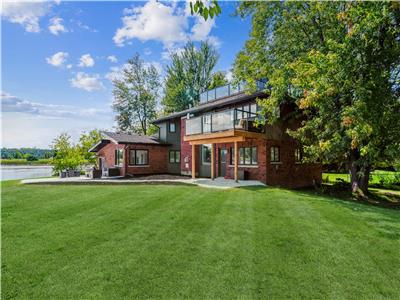 Big Bertha Cottage - Waterfront Luxury - Sleeps 16