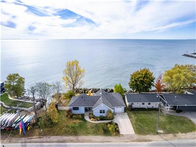 Waterfront Bungalow on Point Pelee Drive