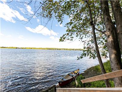 Water front Spacious 4 Bedrooms Cottage at Lake Dalrymple, 4 season, Ice fishing- swimming in summer