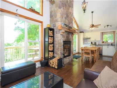 HARVEST MOON - SPACIOUS WATERFRONT COTTAGE WITH HOT TUB - GRACEFIELD QC - SLEEPS 12