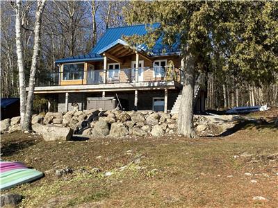 BLUE MOON - WATERFRONT LOG CABIN WITH HOT TUB AND SAUNA - SLEEPS 10 - GRACEFIELD QC