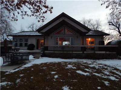 Sunny Daze Cottage- Beachfront on Lake Manitoba - Private location with water access
