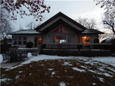 Fun In The Sun Cottage- Beachfront on Lake Manitoba - Private location with water access