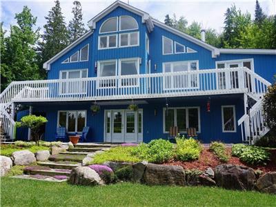 Chalet Sapphire, spacious, beautiful view,  hot tub, hiking ,ski, privacy, dog friendly