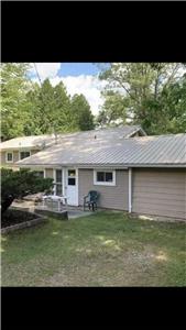 Nappan Island Lake Front Cottage- Sleeps 9- Trent Severn Waterfront- Private & Secluded,dock
