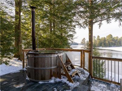 Panoramic Views of Lake Muskoka, Wood-Fired Hottub, Netflix, Games Room