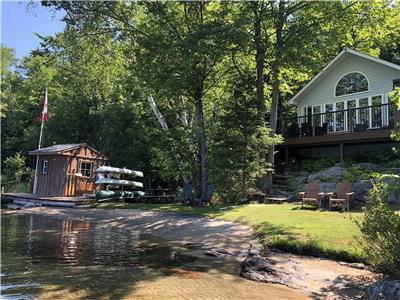 Beach Bay Cottage - Halls Lake. Private Shallow Sandy Beach