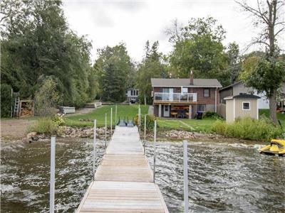 Four Seasons Lakehouse - 2BR Newly-Renovated Waterfront Cottage on Georgian Bay