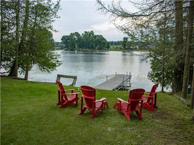 Oak Lake Escape - Traditional 2BR Cottage w/ Watercraft, Unlimited Wi-Fi, BBQ & Firepit