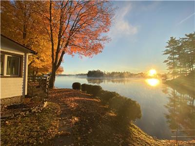 Cozy Lakefront Getaway in South Frontenac | Rustic & Elegant | Starlink Internet | 2-Week Min. Stay