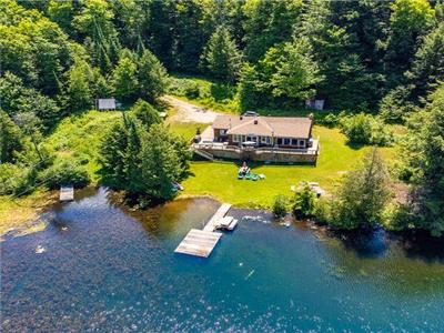 Chalet avec 200 pieds de faade sur un magnifique lac  25 minutes du centre-ville d'Ottawa
