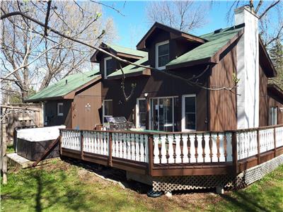 6 BEDROOM CHALET WITH HOT TUB,SHORT WALK TO SKI HILLS