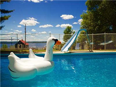 Waterfront Family Cottage: avec piscine, kayaks, canos, SUPS, vlos et laissez-passer pour le parc