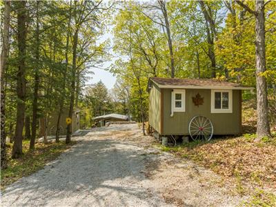 PICTURESQUE LEONARD LAKE COTTAGE