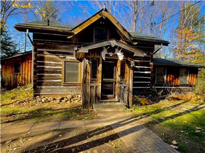 Rustic 4 season cottage w/ modern amenities near Calabogie