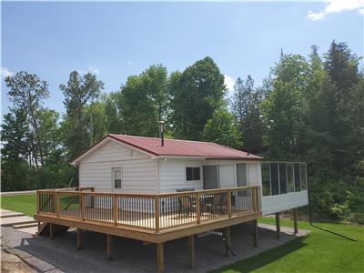 Westwood Cottage Kawartha - Waterfront Cottage with Dock - 5 Lakes Lock Free - Amazing Fishing