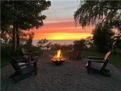 Birchwood Lakehouse, 4 bedroom, 4 season, updated peaceful lakefront cottage, 5 min from Grand Bend