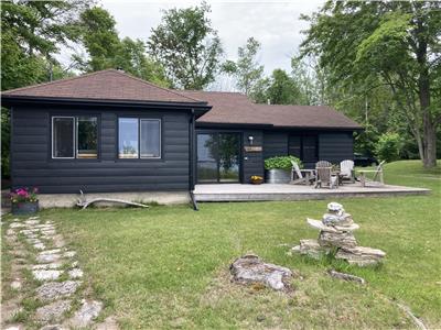 Lake Huron cottage on beautiful sandy beach on Bruce Peninsula