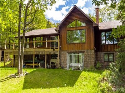 Quiet Bay Getaway, Spacious Waterfront Cottage, Ahmic Lake, Sleeps 12