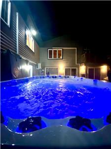 Cottage moderne au bord de l'eau, bain  remous et spa de nage de 13 pieds, pour 16+ personnes