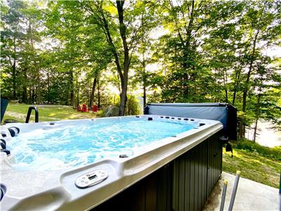 Modern Waterfront Cottage, 13' Hot Tub/Swim Spa, Sleeps 19 Max, 2 Kitchens