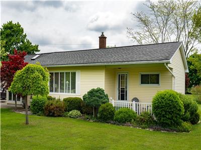 Newly Renovated 3-Bedroom Cottage Plus Bunkie, Steps to the Beach (Grand Bend)