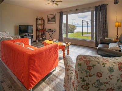 Lake Erie Waves - Waterfront Cottage w/ Great Views & Steps to Beach