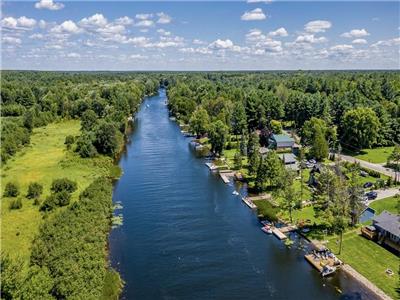Beautiful Cottage in the Trent-Severn waterway. New hot tub. Modern.