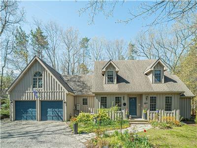 Riverview Cottage- Large gatherings in a Spacious 4 bedroom with Hot Tub and Private Beach