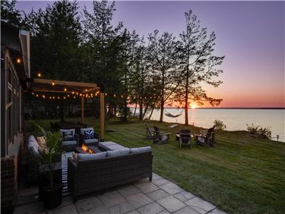 Sunset Lake House Retreat in Wine County with HOT TUB