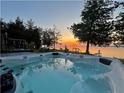 Sunset Lake House Retreat in Wine County with Hot tub