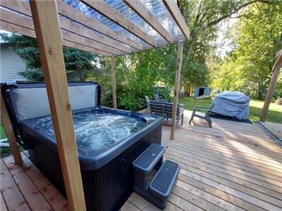 Waterfront Cottage! Hot Tub, Canoe, kayaks, firepit, full kitchen, sunroom & games galore
