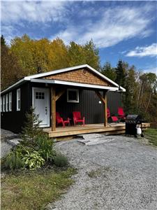 Kearney Cabin near Algonquin Park, large private yard, lots of room to play, pet firendly