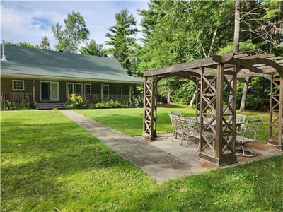 Spacious bungalow on beautiful Rock Lake. Now booking for Fall