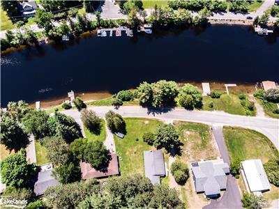 LAKEFRONT GETAWAY ON THE MUSKOKA RIVER!!!