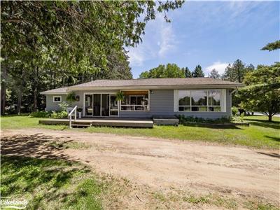 LAKEFRONT COTTAGE IN BRACEBRIDGE ON THE MUSKOKA RIVER!!!